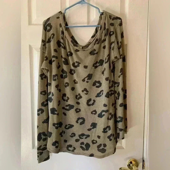 Woman’s Together Clothing Cheetah Print Sweater - Picture 1 of 4